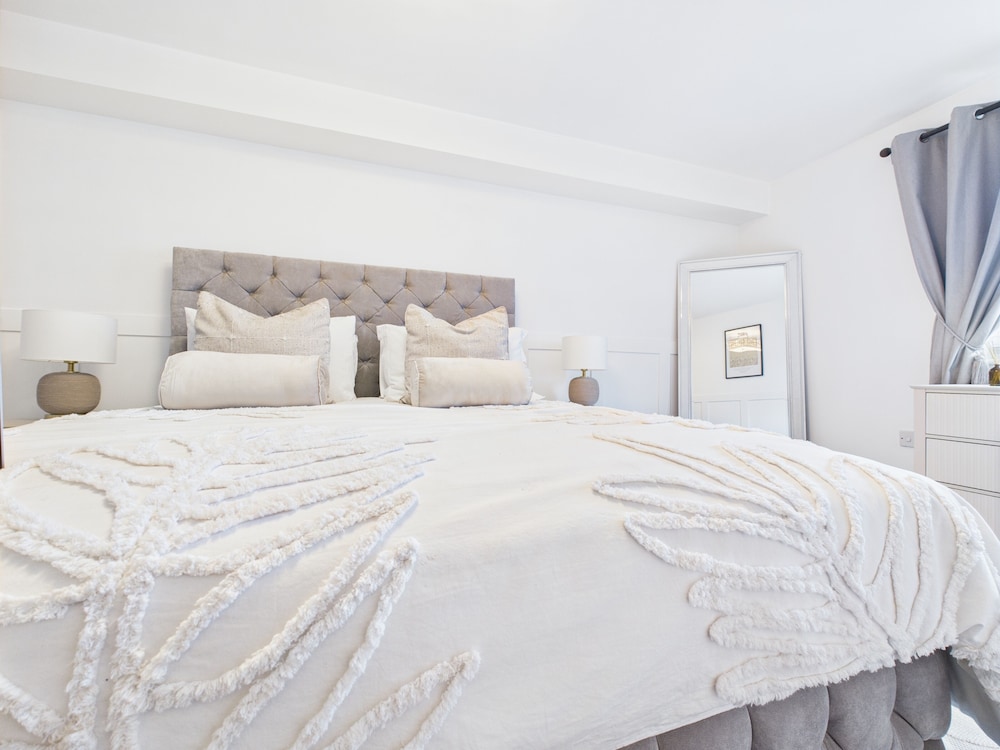 Modern Chaffordhundred Apartment Long Stay Sleeps2