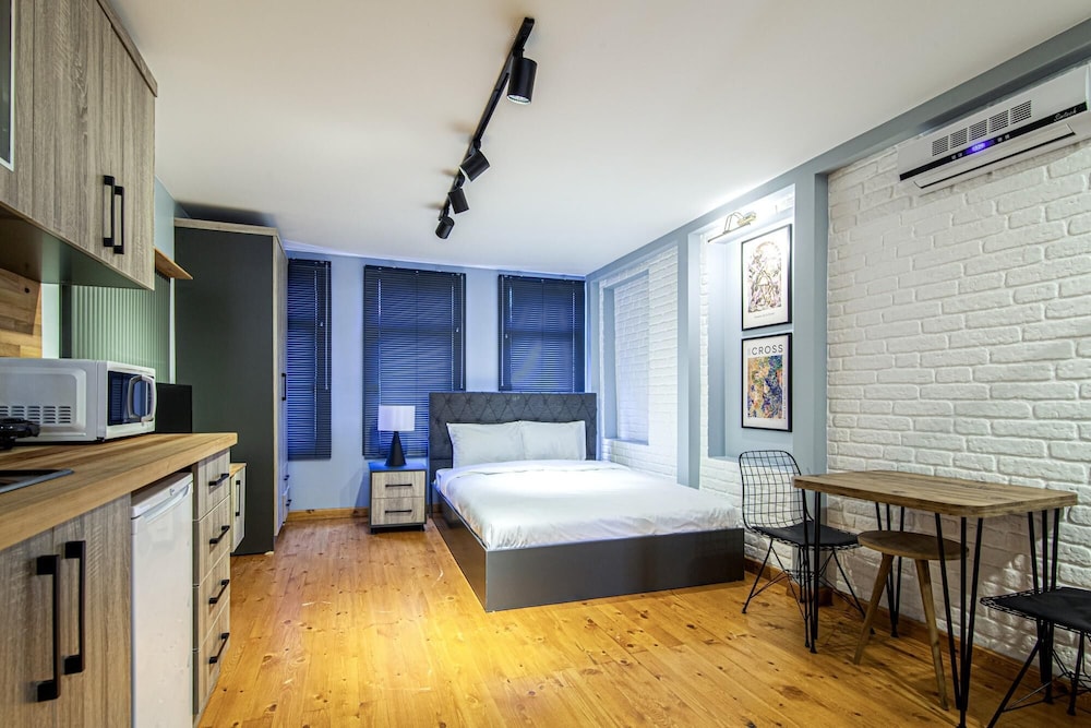 Chic Studio Flat Close to Kennedy Avenue in Fatih