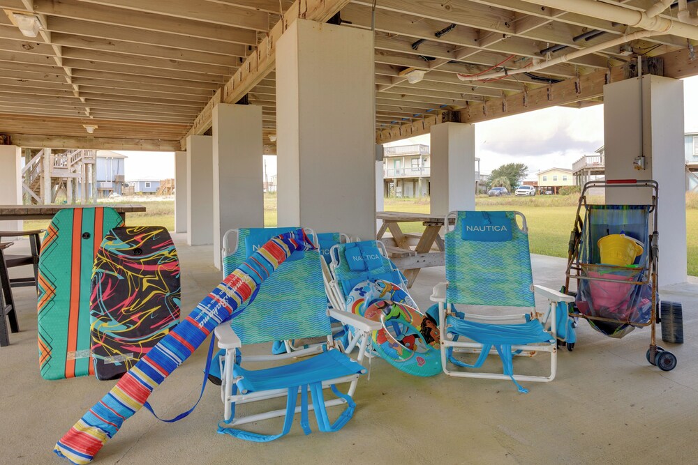 1 Block to Gulf: Dauphin Island Retreat w/ Views