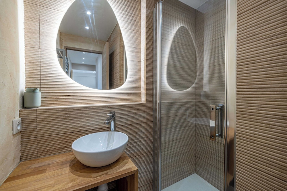 Renovated Flat 250m From the Beach - Town Centre - 2br/6p