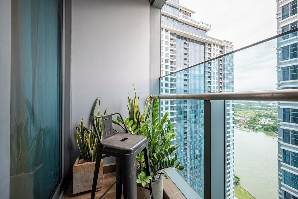 Luxury Sunwah Apartment near Landmark 81 - City View