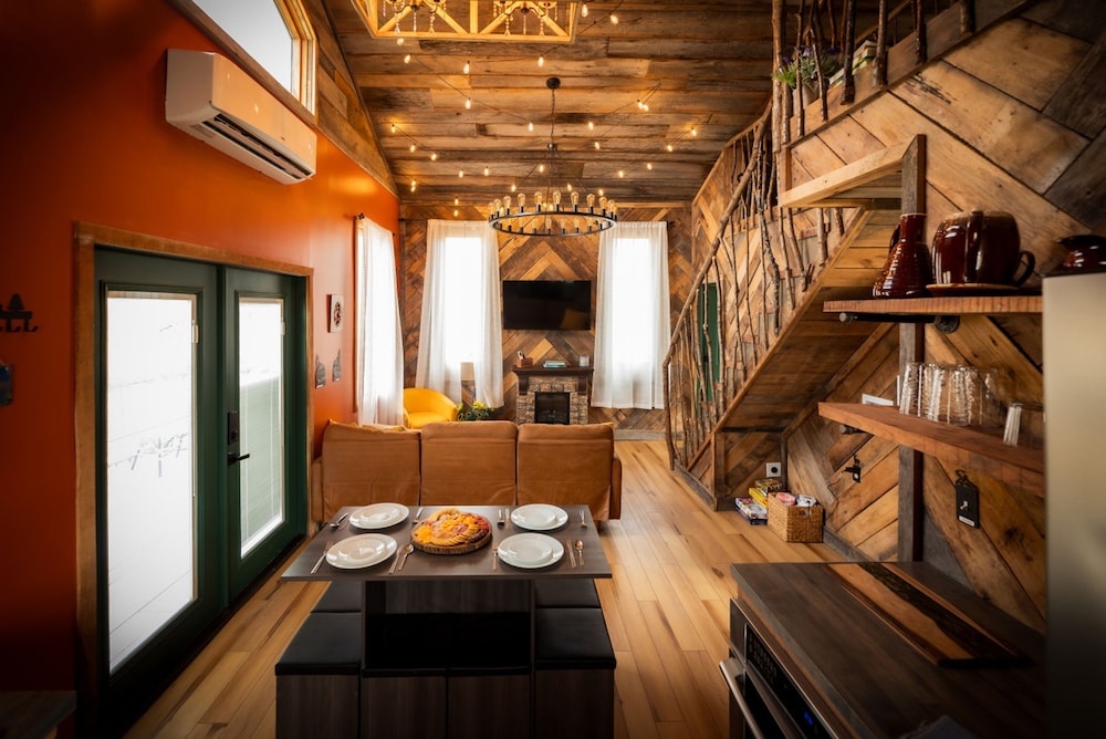Treehouse Hot tub on 60 Acre Farm Near Downtown