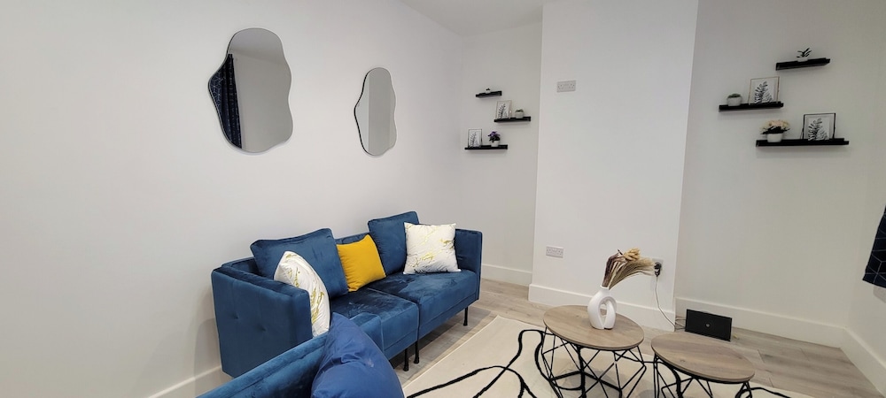 Dagenham - House - Sleeps 4 - Garden - City Centre