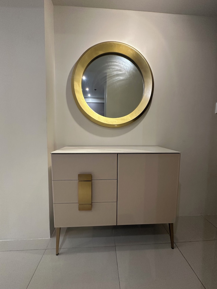 Luxury Penthouse & High-Floor Hotel near City of Dreams, Airport, Okada, and Solaire Casino