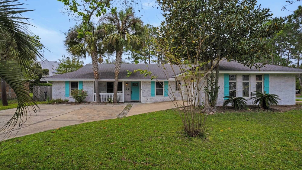 Spacious Retreat w/ Private Pool, Spa, Fireplace + Attraction Tickets!
