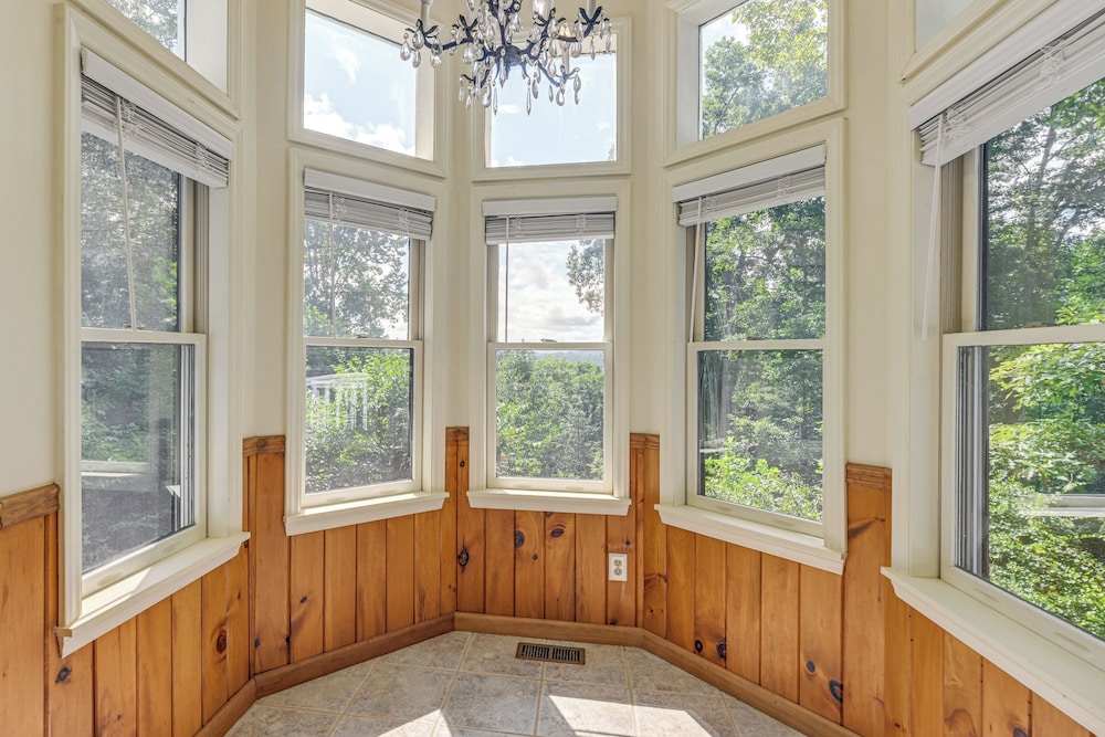 5-story Group Getaway w/ Game Room in Franklin!