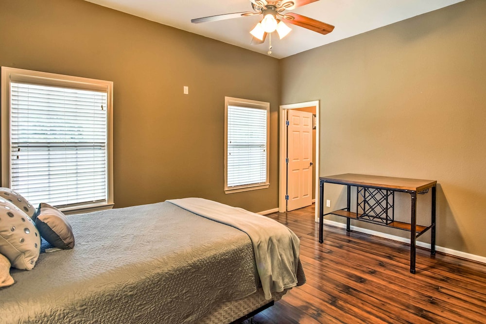 Marshall Vacations - Texas Vacation Rental w/ Fireplace, Near Lakes - Property Image 2