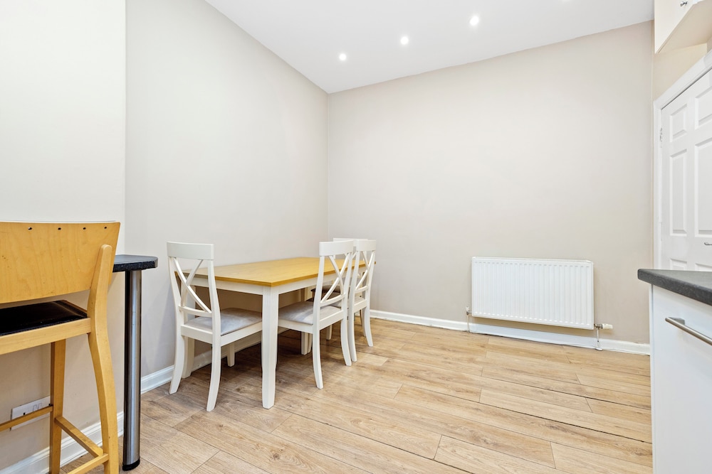 JOIVY Cosy 3bed Family Flat near Leith