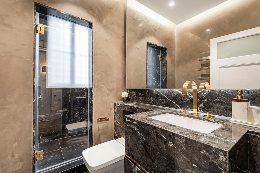 Mayfair Home Private Parking Central AC