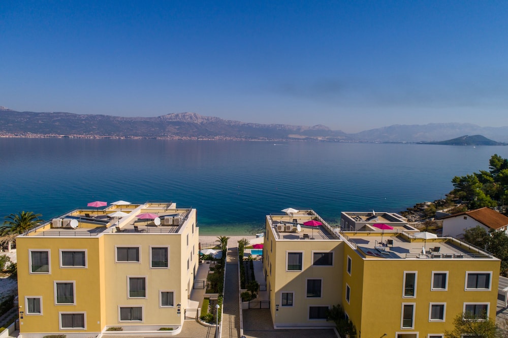Acadia Beach Villas & Apartments, Slatine