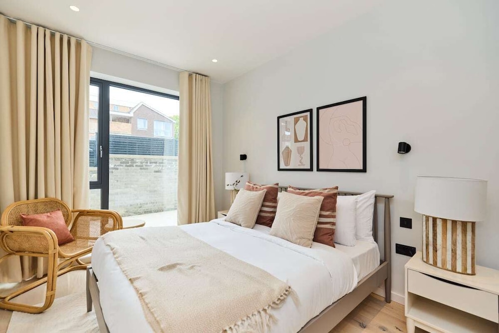 The Brondesbury Quarters - Modern 2bdr Flat With Balcony + Parking