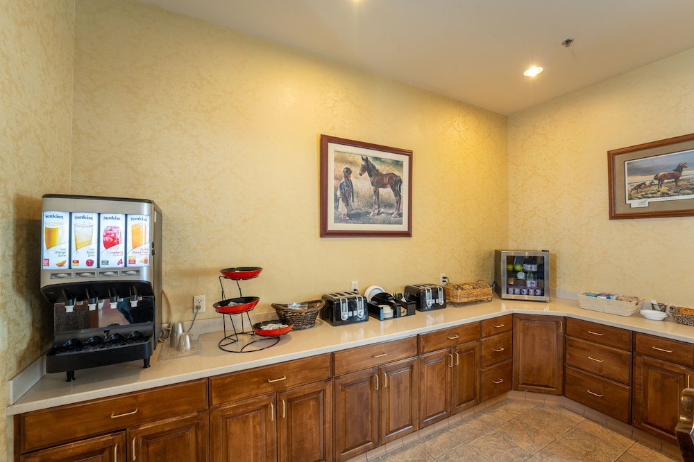 Silverland Inn and Suites - Property Image 9