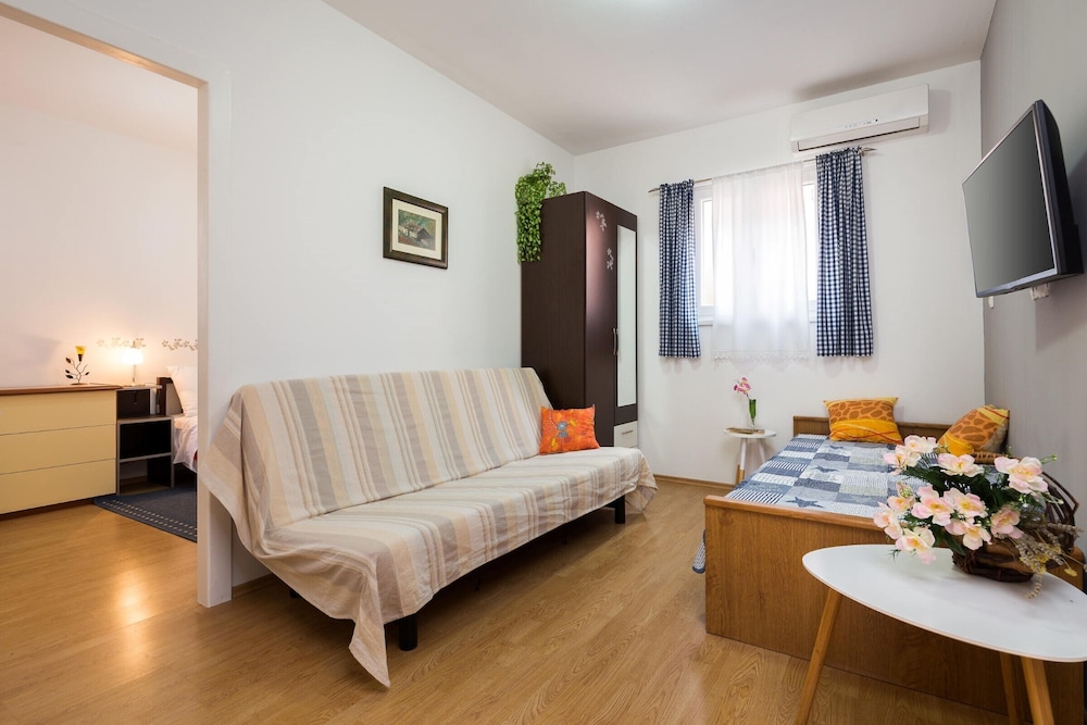 2 - Modern Apartment With Garden, 80m From Beach view 2