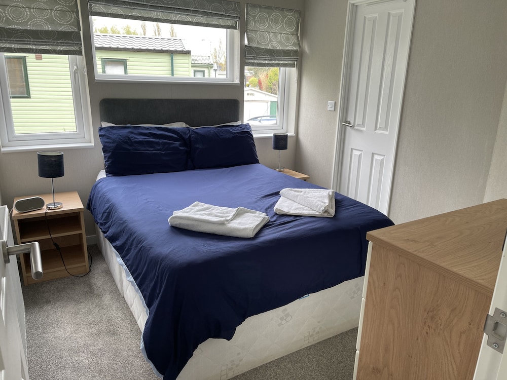 Beautiful and Tranquil Lakeside Lodge - Sleeps 5 view 2