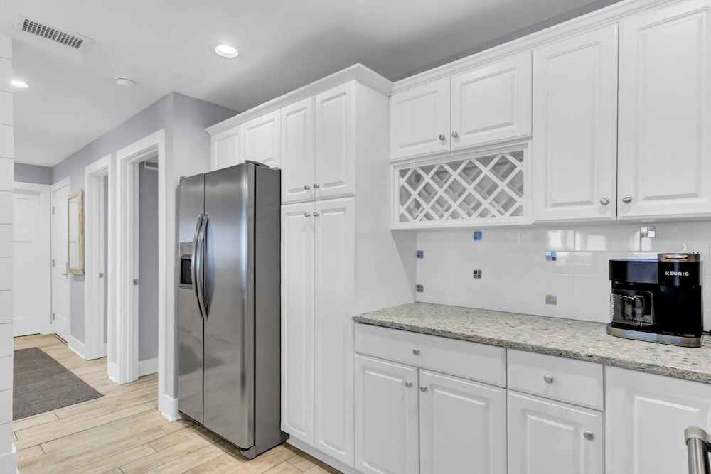 518 Seascape Waterfront Views + Community Pool