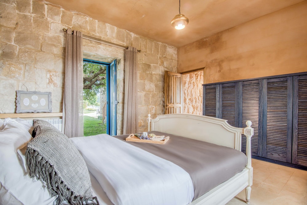 Red Oak House With Garden & Terrace in Assia, Batroun