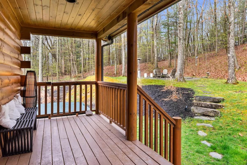 Luxury Private Estate w Pool Near Rhinebeck