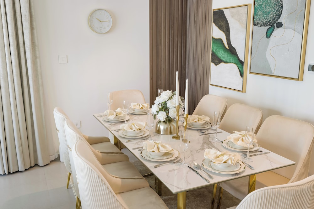 Durrani Homes - Majestic 4BR at Downtown