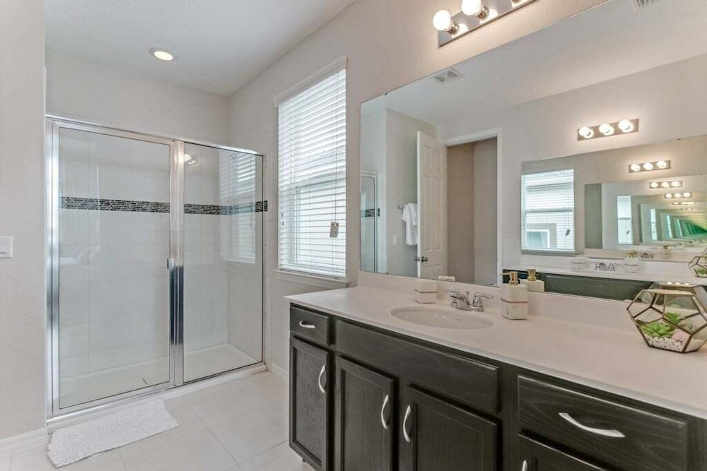 Luxury High Ceilings Pool, Spa Beautiful Home! 6 Bedroom Villa