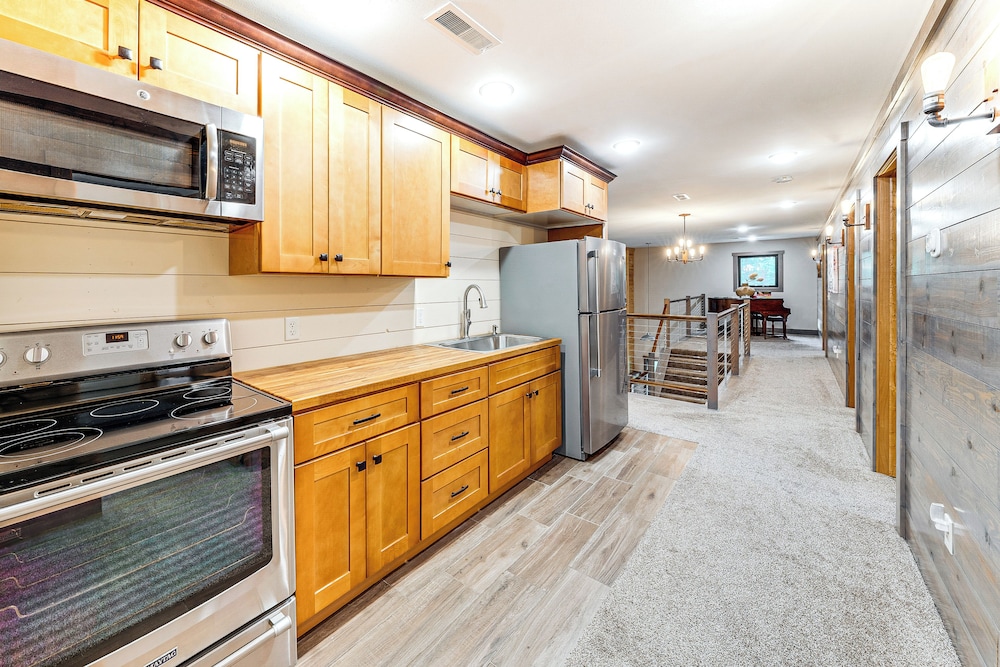 Luxe Barndominium Retreat Near Blue Spring Lake!