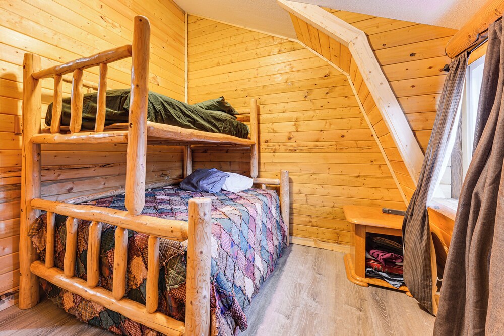 3 Mi to Kenai River: Secluded Sterling Cabin!