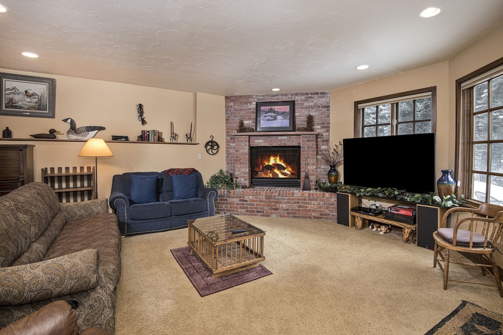 Alpine Creek #6 4 Bedroom Home by RedAwning