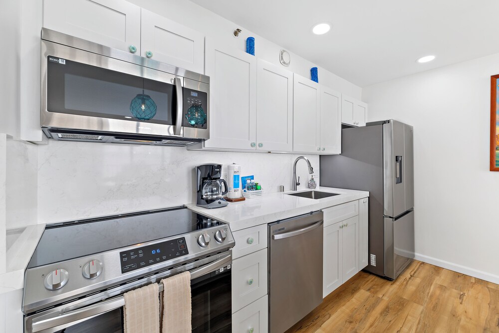 High Floor Ocean View Condo (King Bed and Parking): kitchen photo