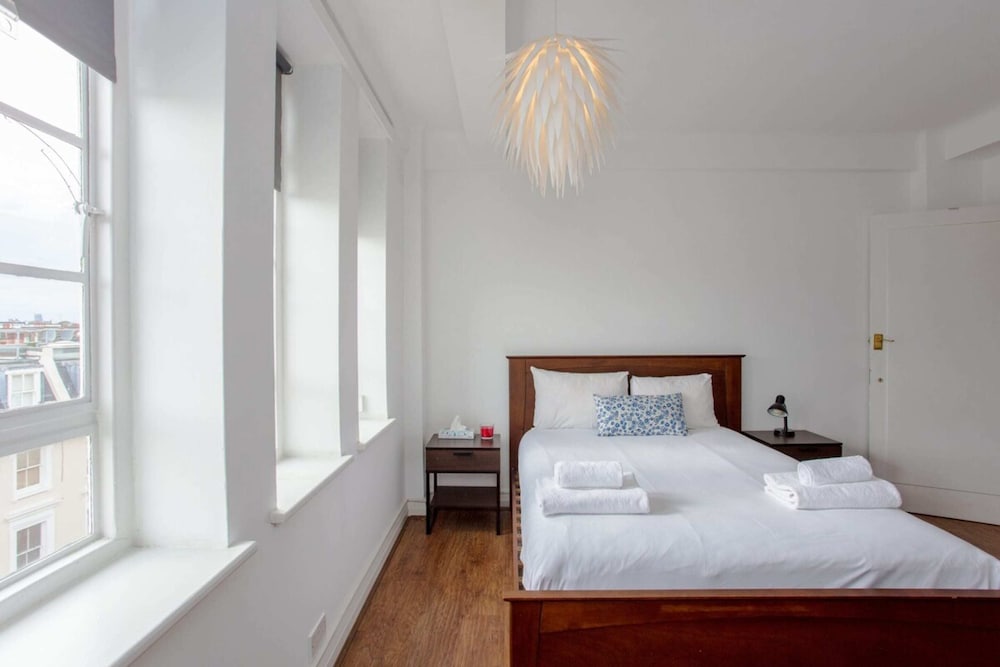Contemporary 2 Bedroom Flat in Bayswater