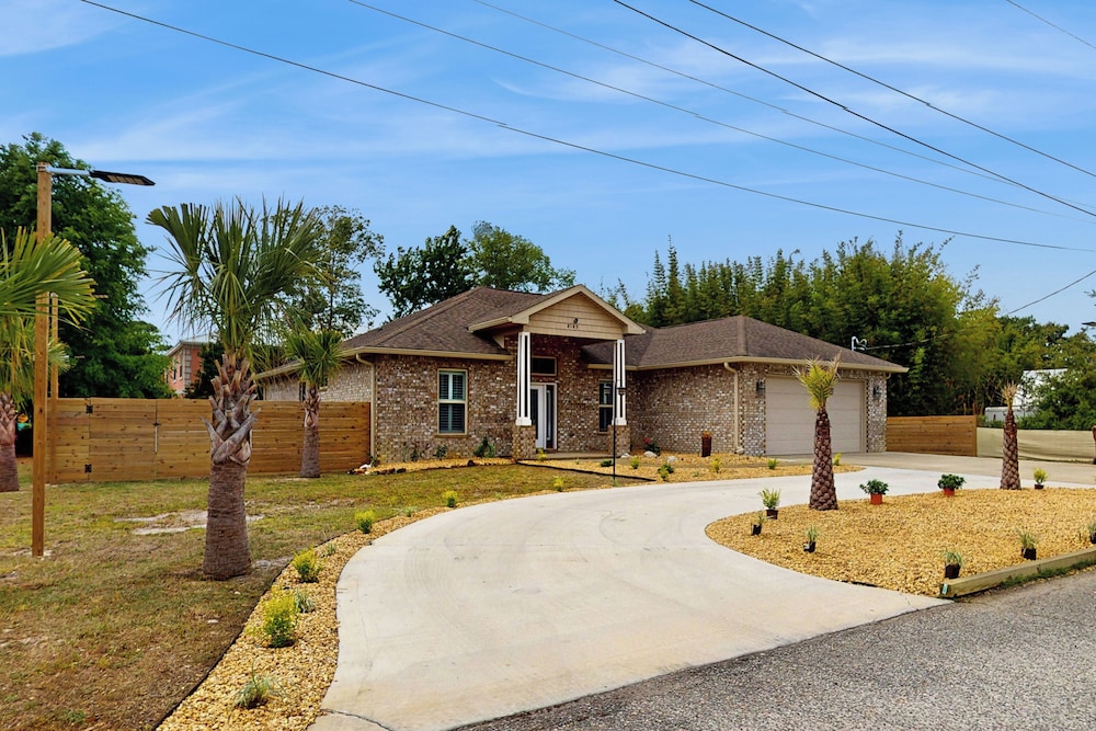 Spacious 5BR w/ Patio & W/D Near Beach