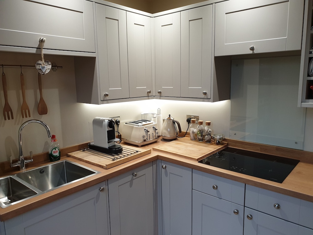 2 Bedroom Central Stylish Flat view 4