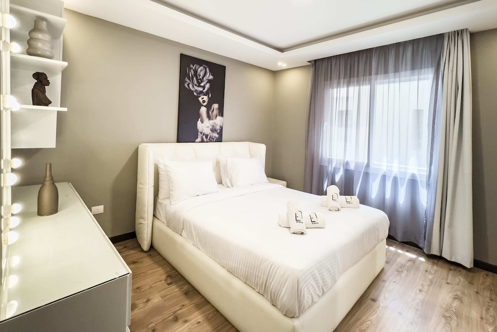 Flattering 2bdr - 5 min to Airport