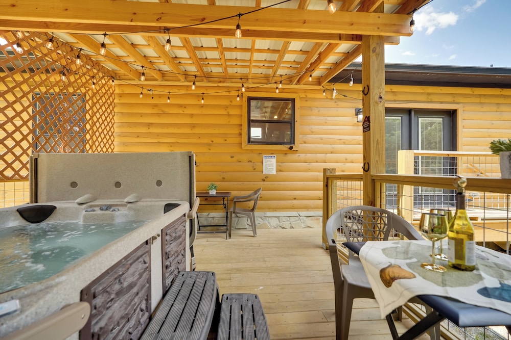 1 Mi to Douglas Lake: Blissful Escape w/ Hot Tub!