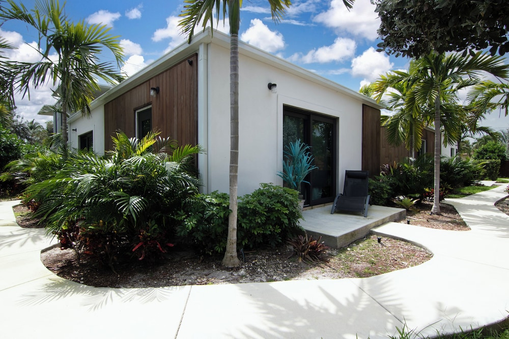 Palm Paradise Retreat Sleeps 4
