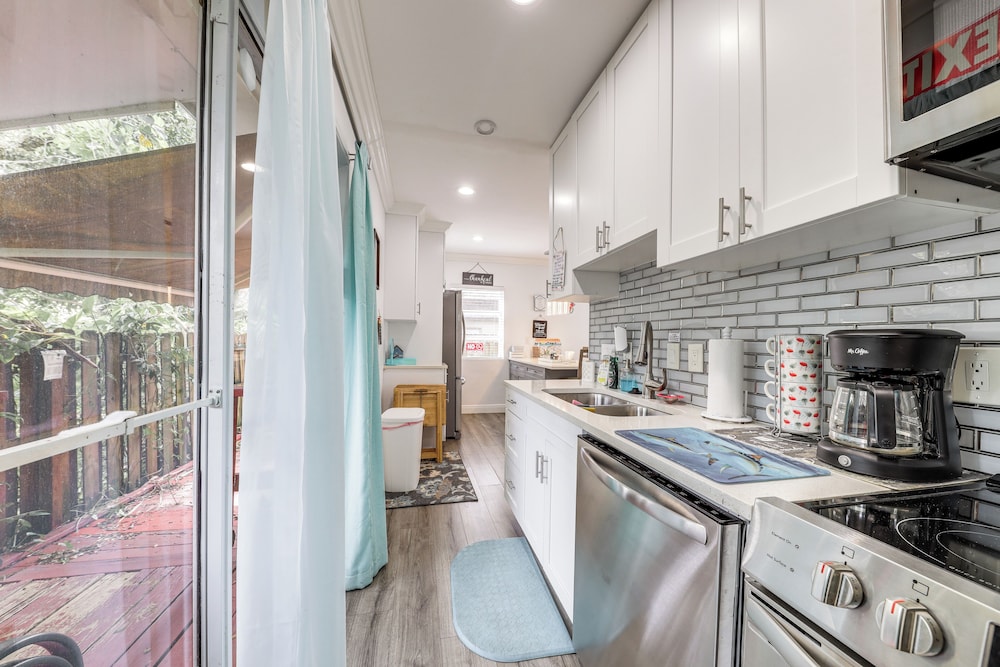 4 Mi to Fort Lauderdale Beach: Dog-friendly Home!