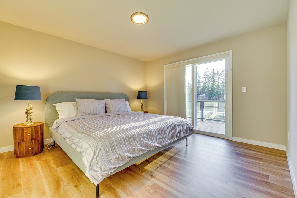 Lakefront Gem: Balcony, Fire Pit & Yard in Everett
