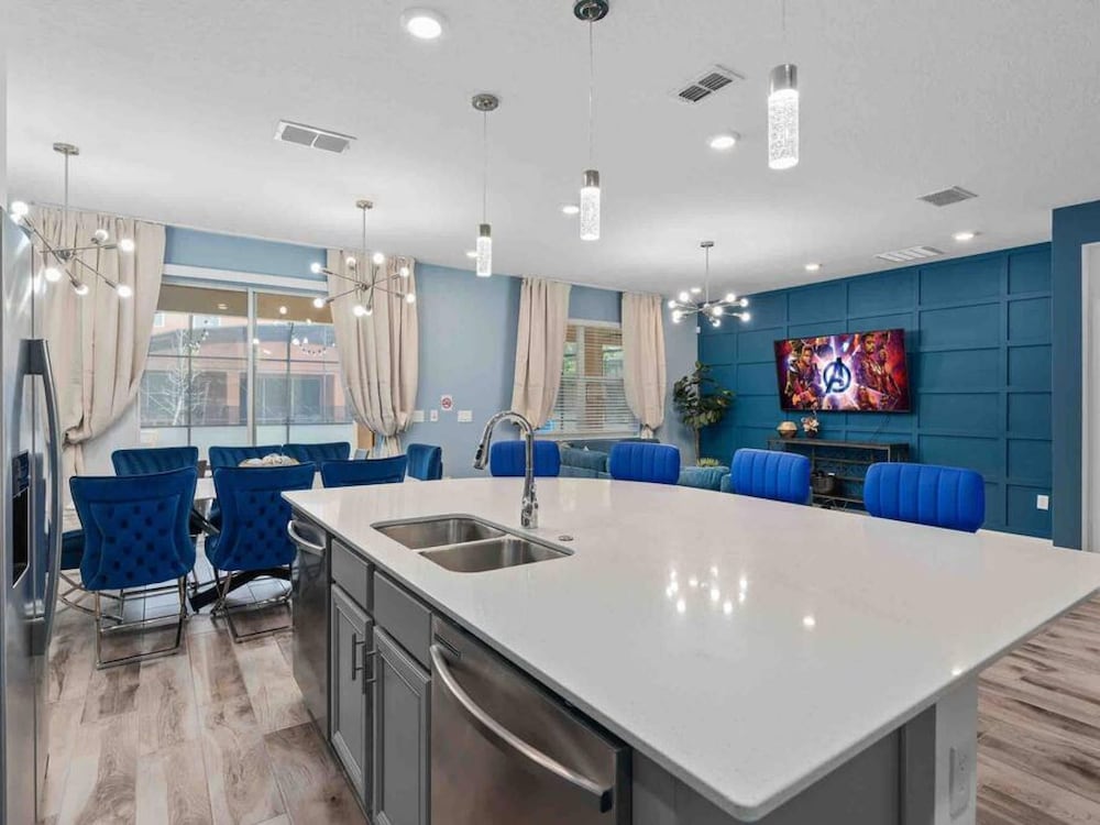 Super Blue- Sleeps 24 w Pool Movie Loft