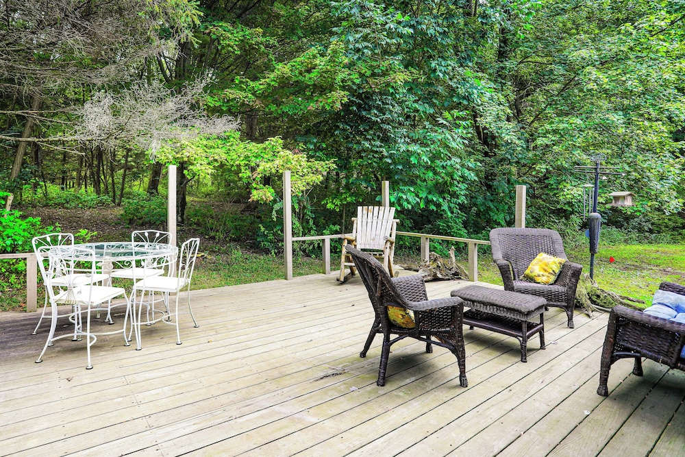 Wooded Retreat on 5 Acres: 6 Mi to Edinboro Lake!