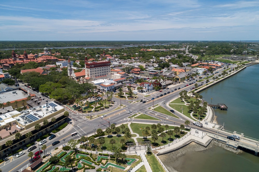 Bright 4BR Home Near Beach Historic Downtown