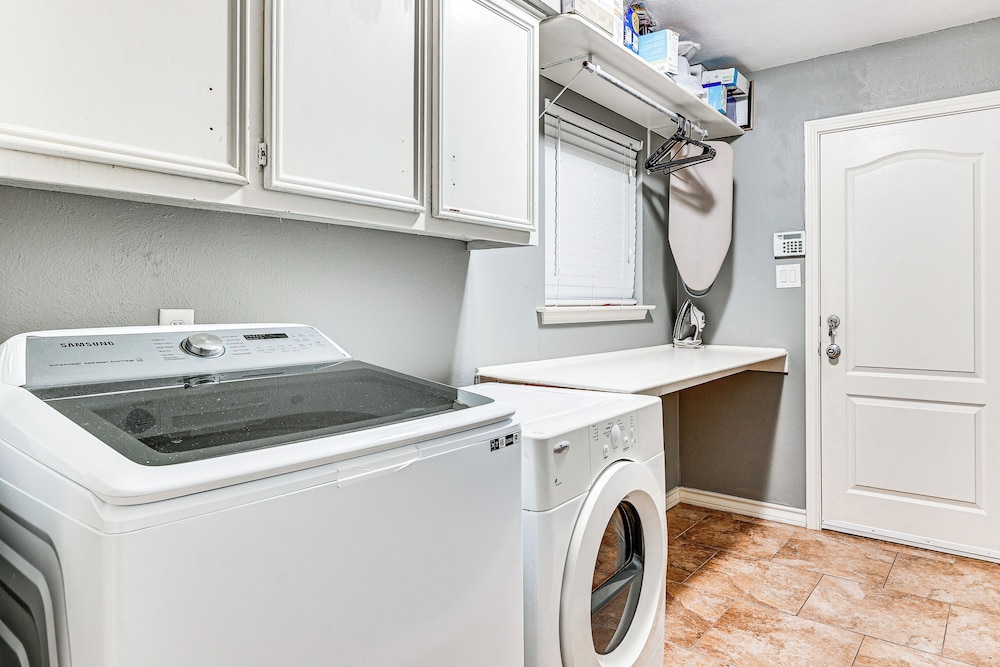 3 Mi to Downtown Mcallen: Quiet Home w/ Pool