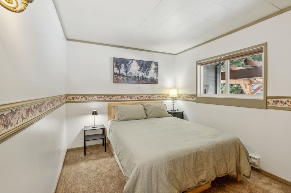 Mountain Retreat With Hot Tub, Game Room And Yard 3 Bedroom Home
