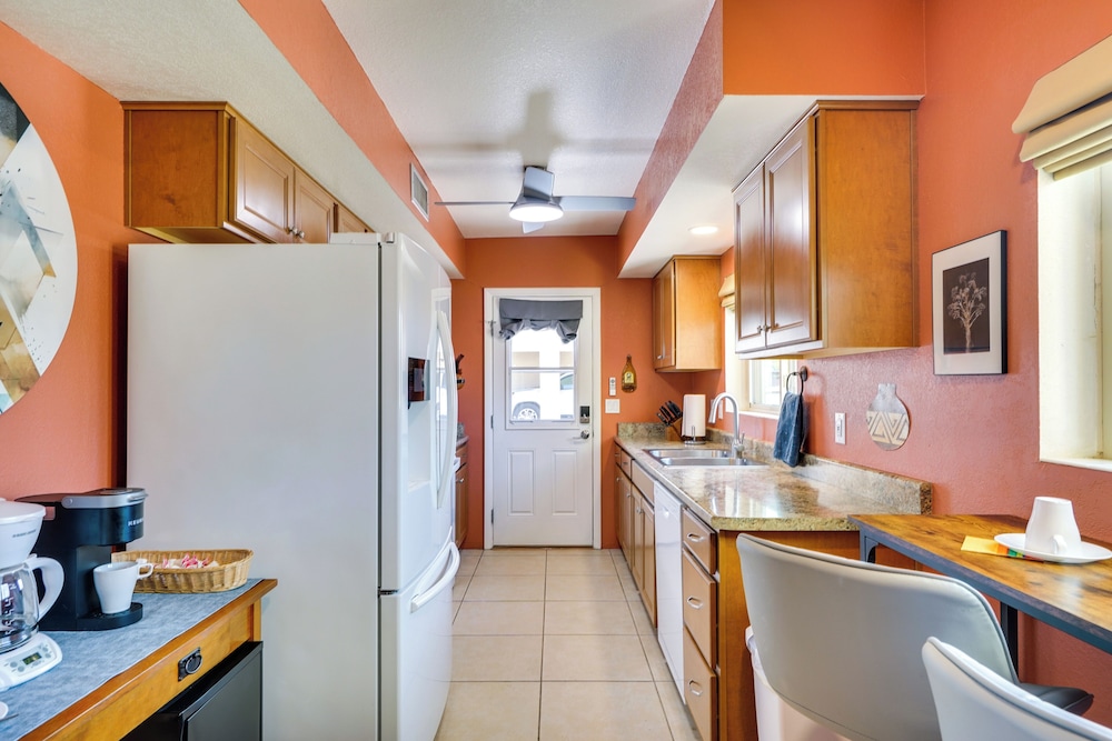 Pet-friendly 55+ Green Valley Home w/ Golf Gear!
