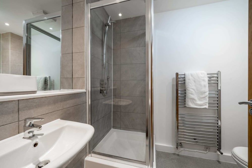 Stunning 3BD Flat, Parking, Sleeps Six, Near Park