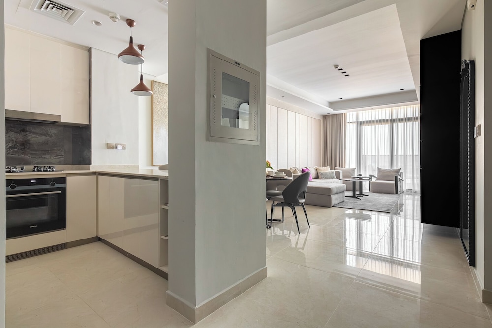 SIMPLY COMFORT Skyline Apts at Nobles Tower with Luxury Burj View