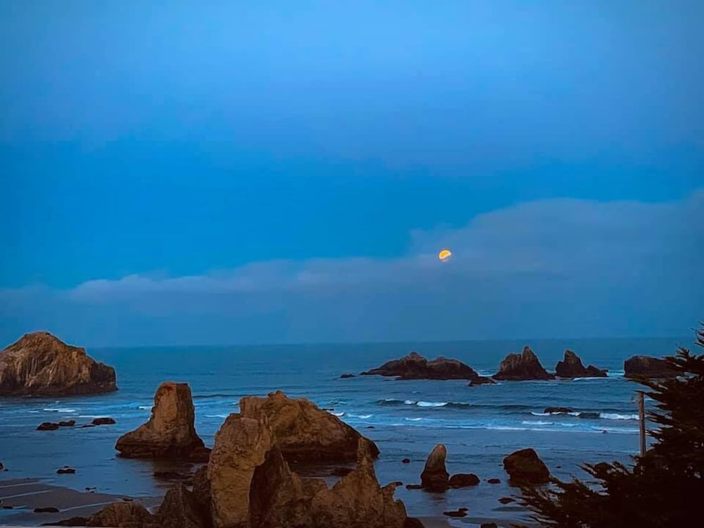Sunset Oceanfront Lodging