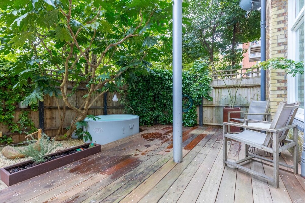 Chic 1BD Maisonette W/hot Tub, King's Cross!