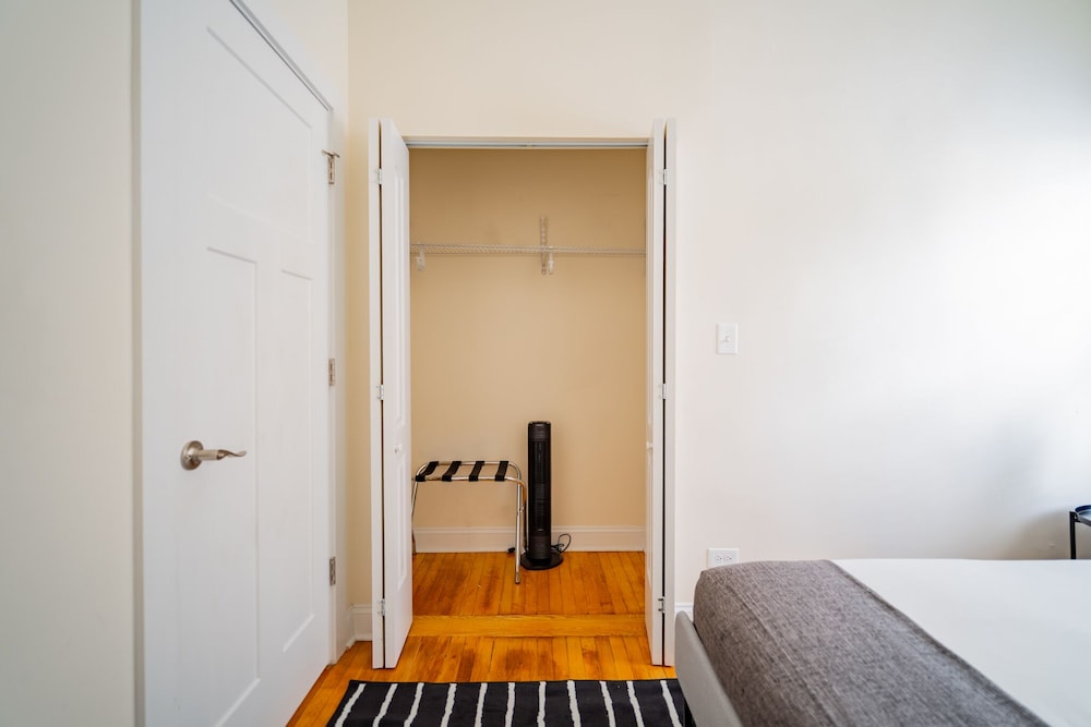 3BR Amazing Apt with Parking in Logan Sq - Image 5