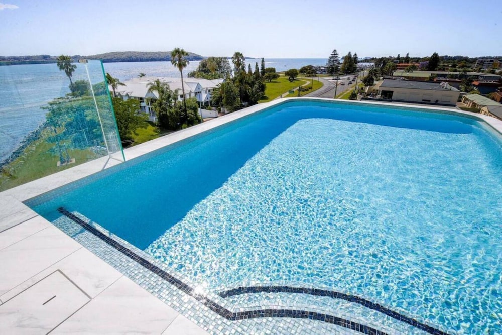 Exquisite 1-bed Apartment With Bay Views