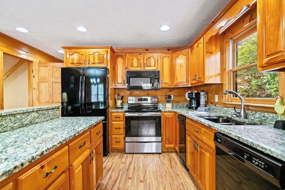 New! Riverfront Retreat Sleeps 12 Ellijay