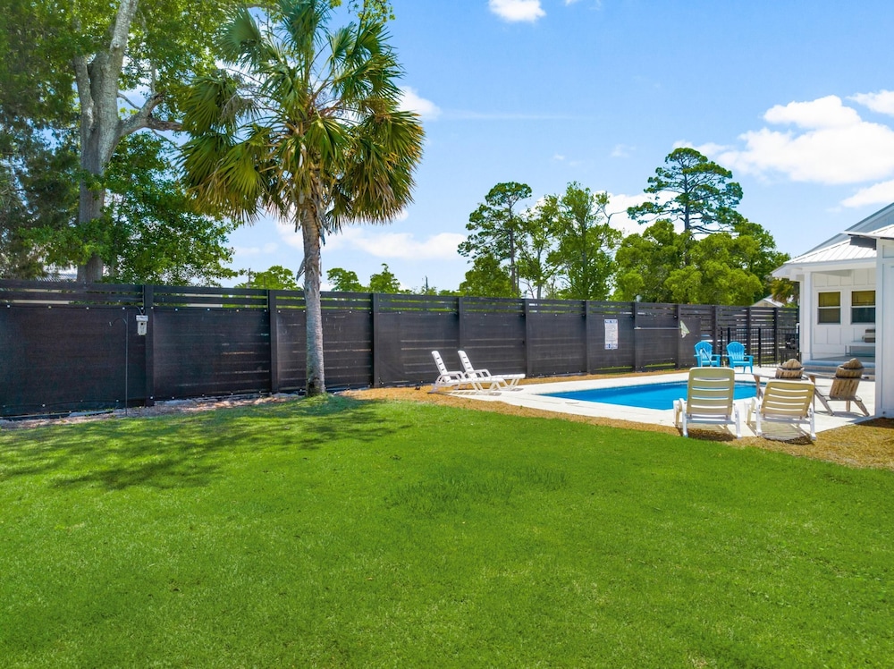Beach House - 6th Street Retreat by PHG