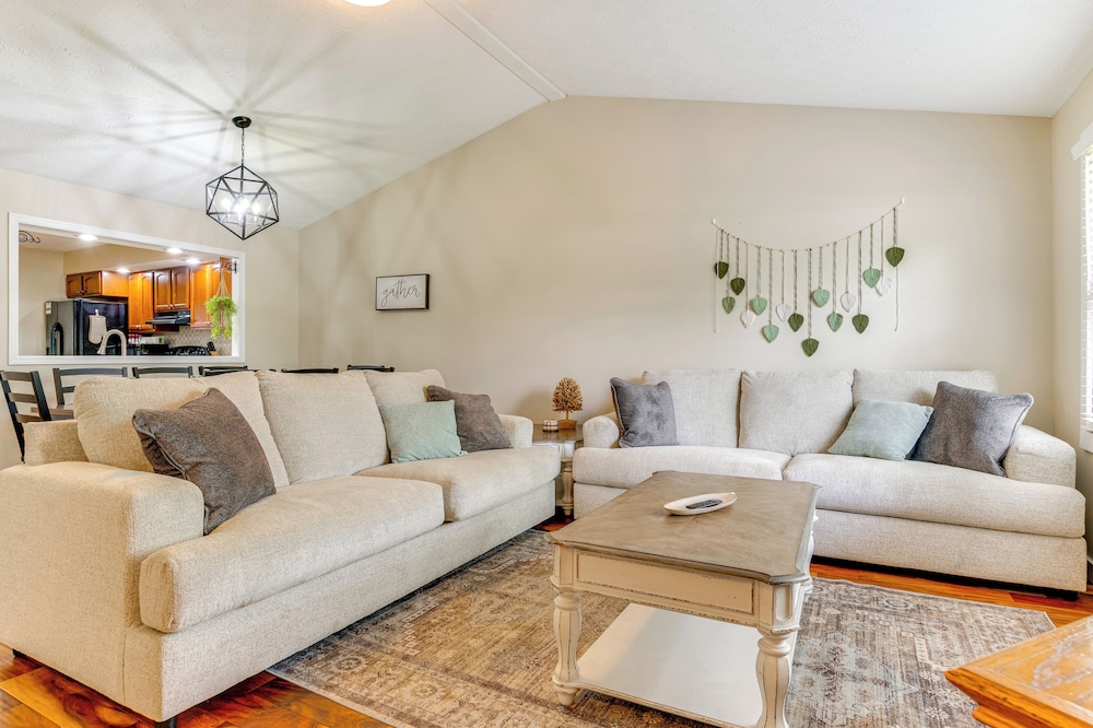 14 Mi to Dtwn Indy: Family Gem w/ Yard